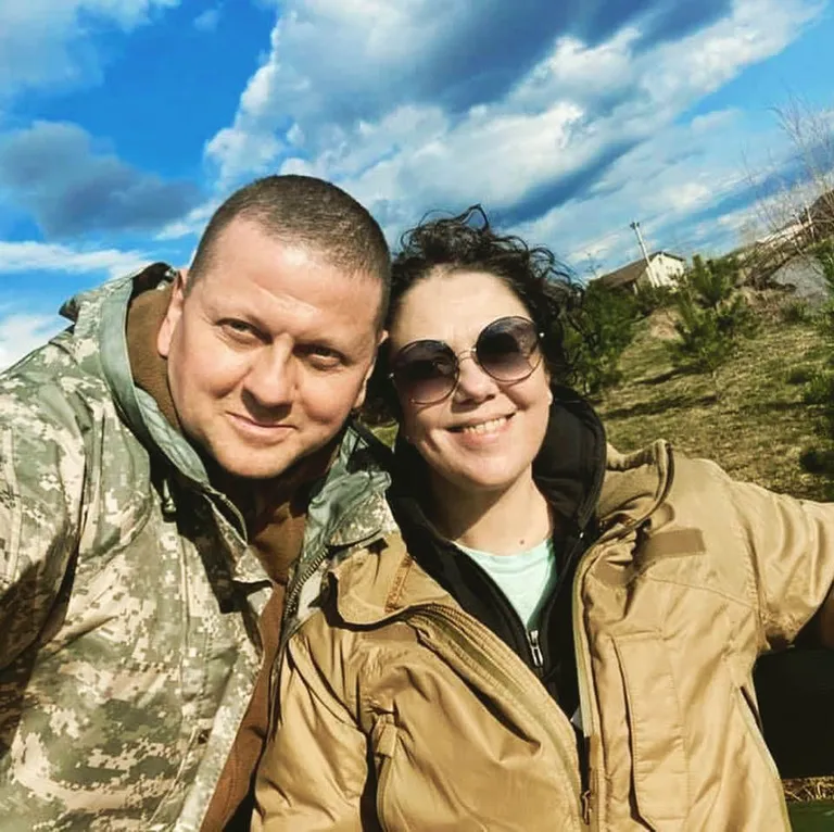 Валерий Залужный с женой Еленой. Подпись к фото гласила: «С Днем рождения, любимая. Люблю тебя». 24 июля 2022 года