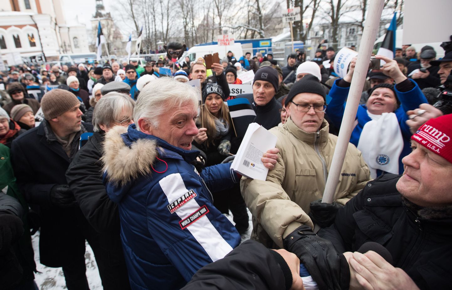 EKRE meeleavaldus 26. novembril Riigikogu ees. Meeleavaldusel tungiti kallale eroparlamendisaadik Indrek Tarandile