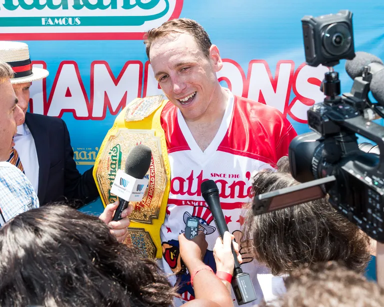 USA New Yorgi iga-aastase hot dog'ide söömise võistluse võitsid Joey Chestnut ja Miki Sudo
