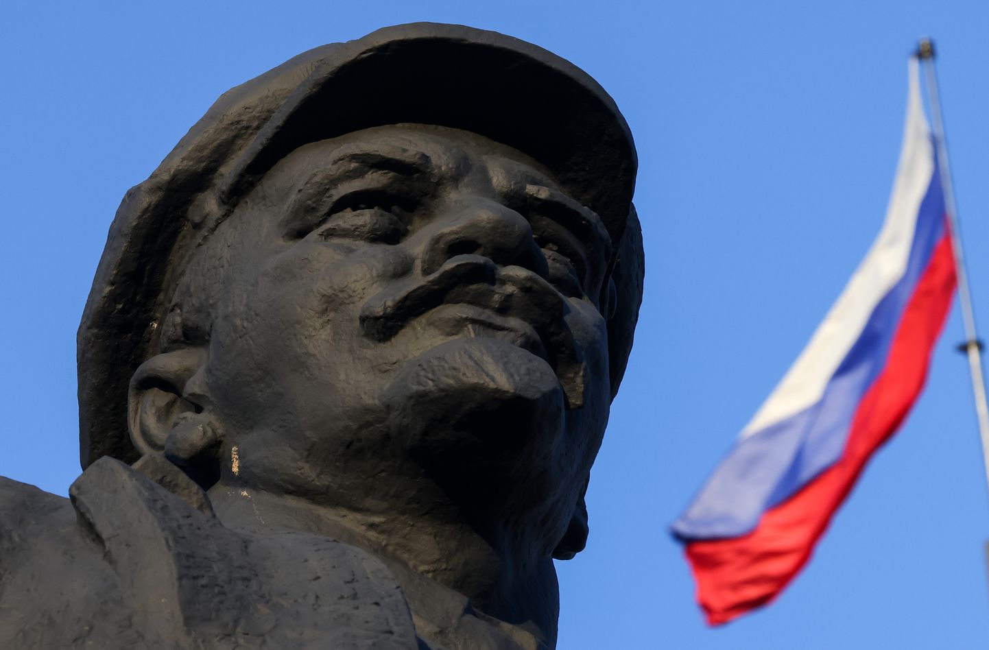 Venemaa revolutsionääri ja bolševike juhi Vladimir Iljitš Lenini kuju Ida-Ukrainas Donetskis, kus venemeelsed separatistid kuulutasid välja rahvavabariigi, mida Venemaa nüüd tunnustas. Näha on ka Venemaa lippu