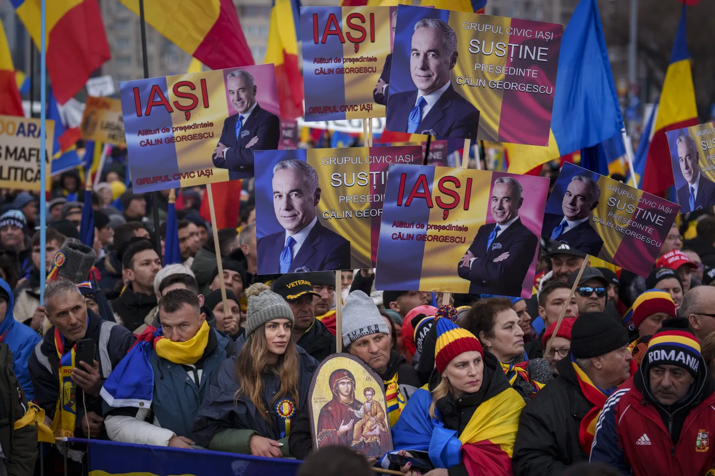 Rumeenia paremäärmuslaste meeleavaldus Bukarestis, plakatidel presidendivalimiste esimese vooru ootamatult võitnud venemeelne Călin Georgescu. 1. märts 2025.