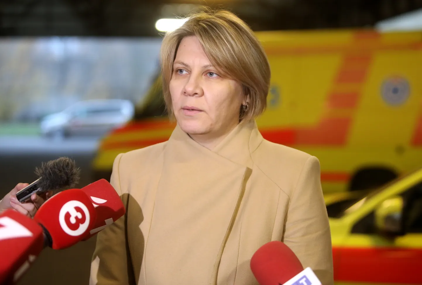 Veselības ministrijas valsts sekretāra pienākumu izpildītāja Daina Mūrmane-Umbraško atbild uz žurnālistu jautājumiem pēc preses konferences, kurā informēja par ārkārtas medicīnisko situāciju Neatliekamās medicīniskās palīdzības dienesta Rīgas reģionālajā centrā.