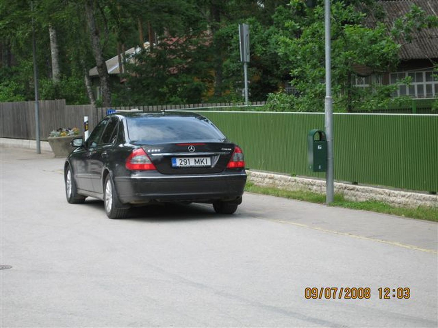 Postimees.ee lugeja foto Edgar Savisaare keelatud alal parkivast ametiautost