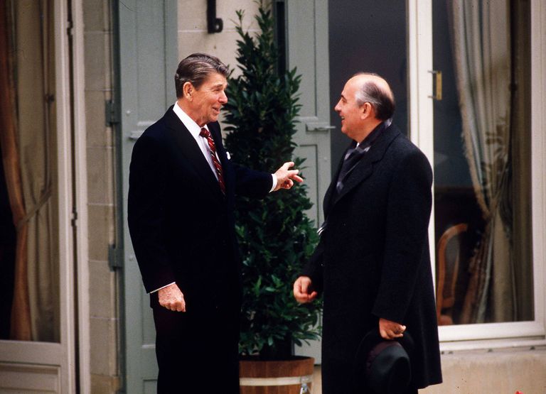 Первая встреча Михаила Горбачева и Рональда Рейгана в Женеве 18 января 1987 года.