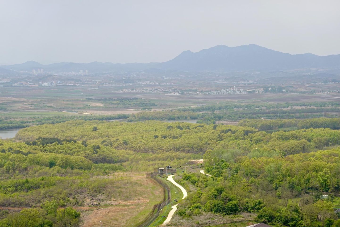 Vaade 250 kilomeetri pikkusele ja nelja kilomeetri laiusele Põhja-Korea demilitariseeritud tsoonile. 
