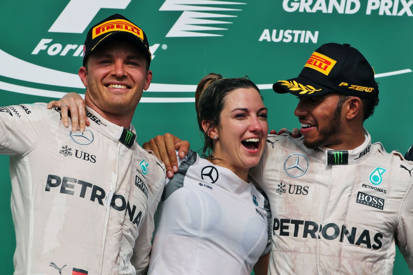 Nico Rosberg (vasakul) võis Austini etapi teise koha järel poodimil rõõmustada koos tiimi esindajana karika järel käinud Victoria Vowlesiga ning etapivõidu teeninud Lewis Hamiltoniga.
