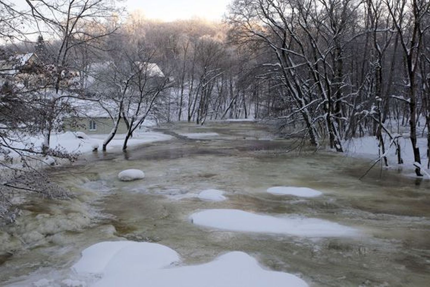 Kunda jõgi kipub talviti üle kallaste tõusma.