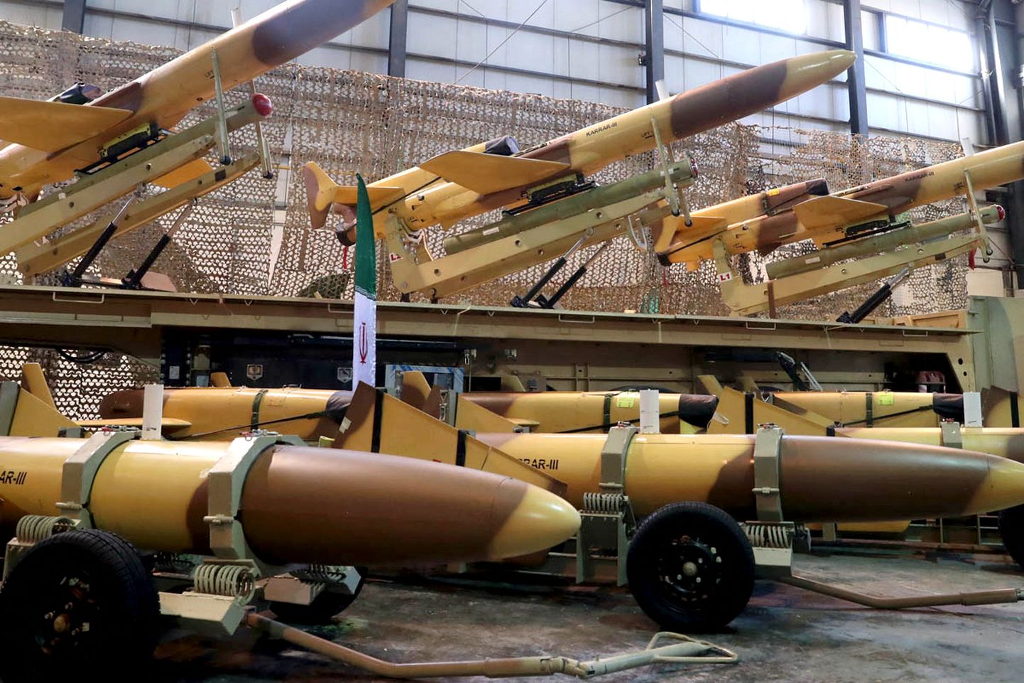Raketid ja droonid Iraani kaitseministeeriumi väljapanekul Teheranis.