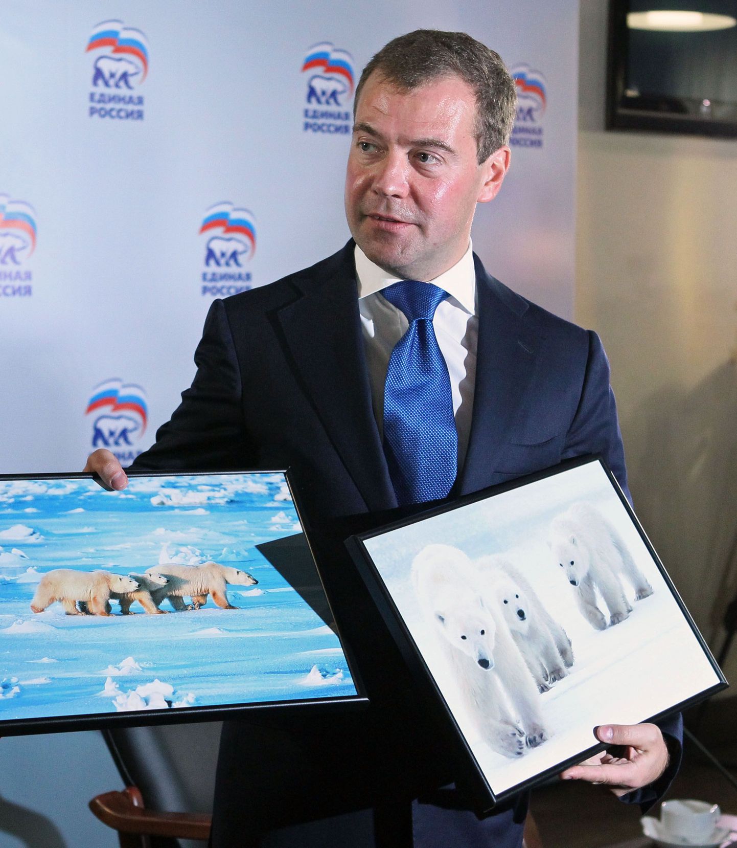 Dmitri Medvedev koos fotodega jääkarudest.