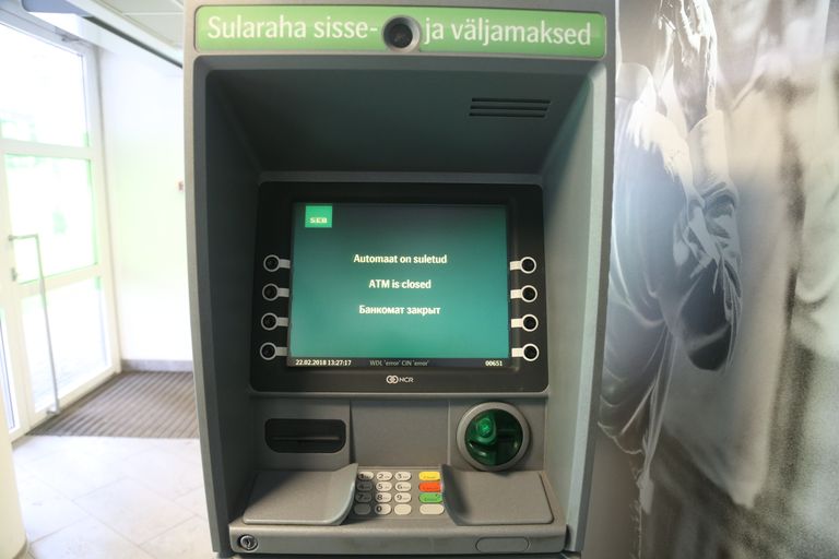 Банковский автомат также не работал.