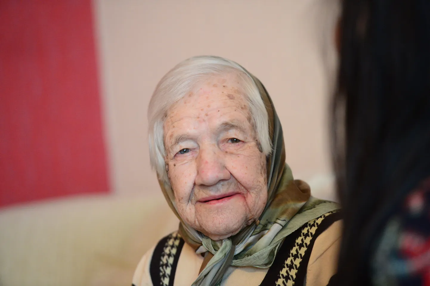 Eesti riigist 11 päeva vanem Johanna Jekimov on öelnud: «Elu on üürike, aga elu on tõesti ilus, kui sa seda ilusti elad!» Tõsi, pikka ja koledat elu ei ihka keegi.

100-aastane Jekimov heegeldab praegugi pitslinikuid, ta on oma elus palju laulnud ja tantsinud, hulga rasket tööd teinud, lapsed üles kasvatanud …
Õigem on vist öelda, et kui sa elad oma elu ilusti, saadki kingiks palju aastaid. 
Praegu elavad Eesti inimesed saja-aastaseks 19 korda sagedamini kui 100 aastat tagasi. Kuidas seletavad seda teadlased ning kas Johanna Jekimovi elutarkusel võiks ka maailma mastaabis kaalu olla?