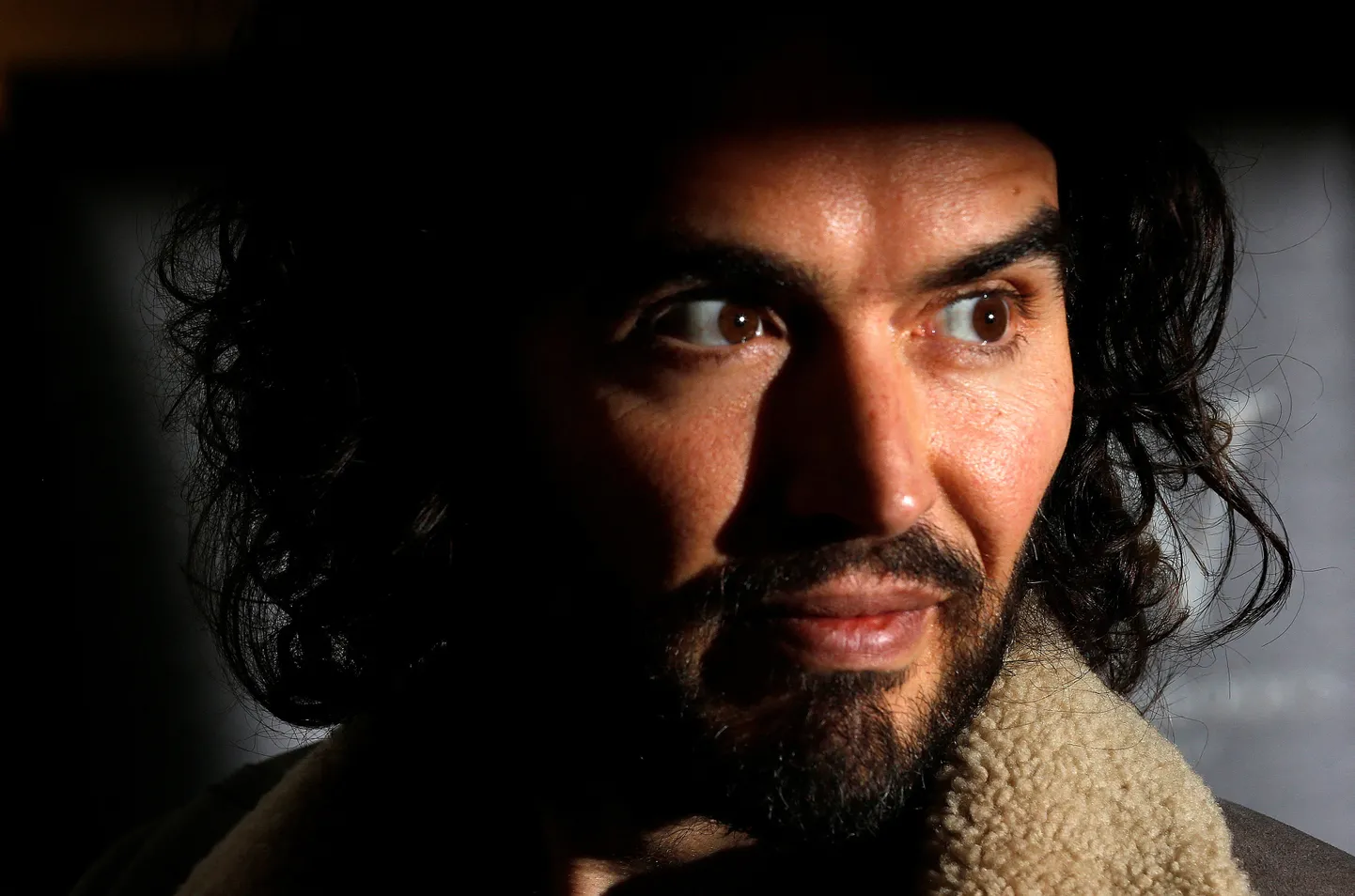 Russell Brand on näitleja ja koomik, kes viimastel aastatel on hakanud toetama Trumpi ning esinenud mitmete parempoolsete kommentaatoritega. Libeda keelega Brand väidab ise, et see on koordineeritud rünnak.