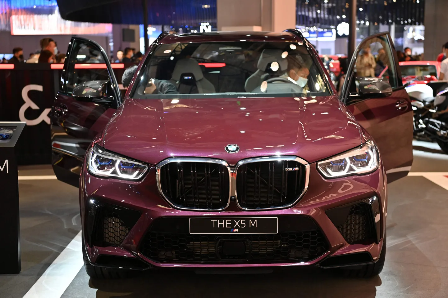 BMW X5. Umbes taolised jagati möödunud suvel venelastest olümpiavõitjatele. Pekingi mängude medalistid enam sõidukeid ei saa.