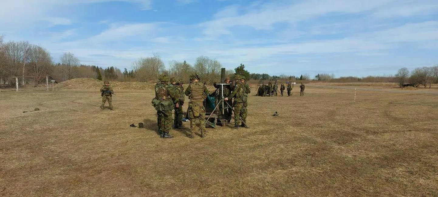 Kaitseliitlased 120 mm miinipildujat käsitsema õppimas.