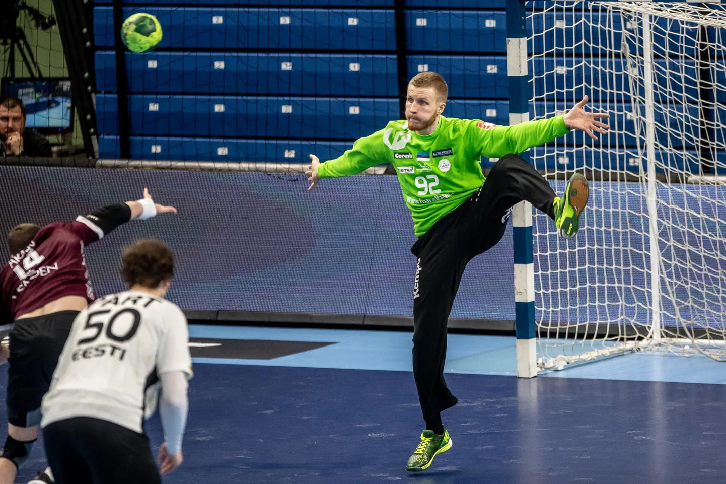 Neljapäeval võitis Eesti käsipallikoondis 2022. aasta Euroopa meistrivõistluste valiktsükli kohtumises Luksemburgi tema kodusaalis 38:33 (18:17). Eesti puuri valvas Viljandist pärit Rasmus Ots.