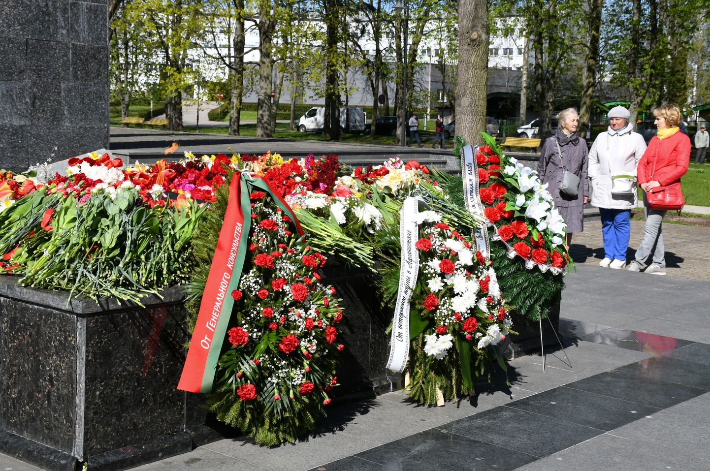 Pretēji Valsts policijas aicinājumam Ukrainas kara upuru piemiņas dienā nepulcēties pie padomju režīma memoriāliem, cilvēki ieradušies nolikt ziedus pie mūžīgās uguns Dubrovina parkā Daugavpilī.
