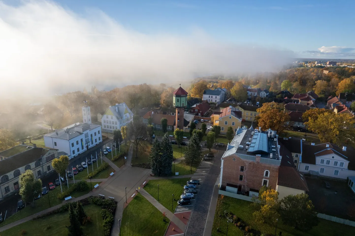 Viljandi raekoda ja vana veetorn.