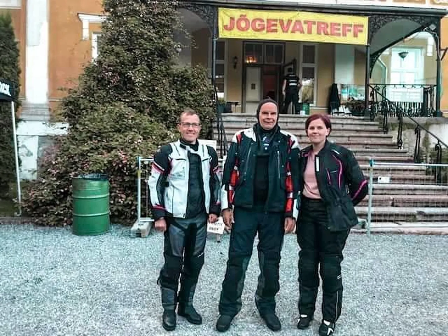 Tartu ülikooli kliinikumi juhi kohuseid täitev Marek Seer (vasakult), Lõuna-Eesti haigla juht Arvi Vask ja Põlva haigla juht Margot Bergmann trehvasid Jõgevatreffil.