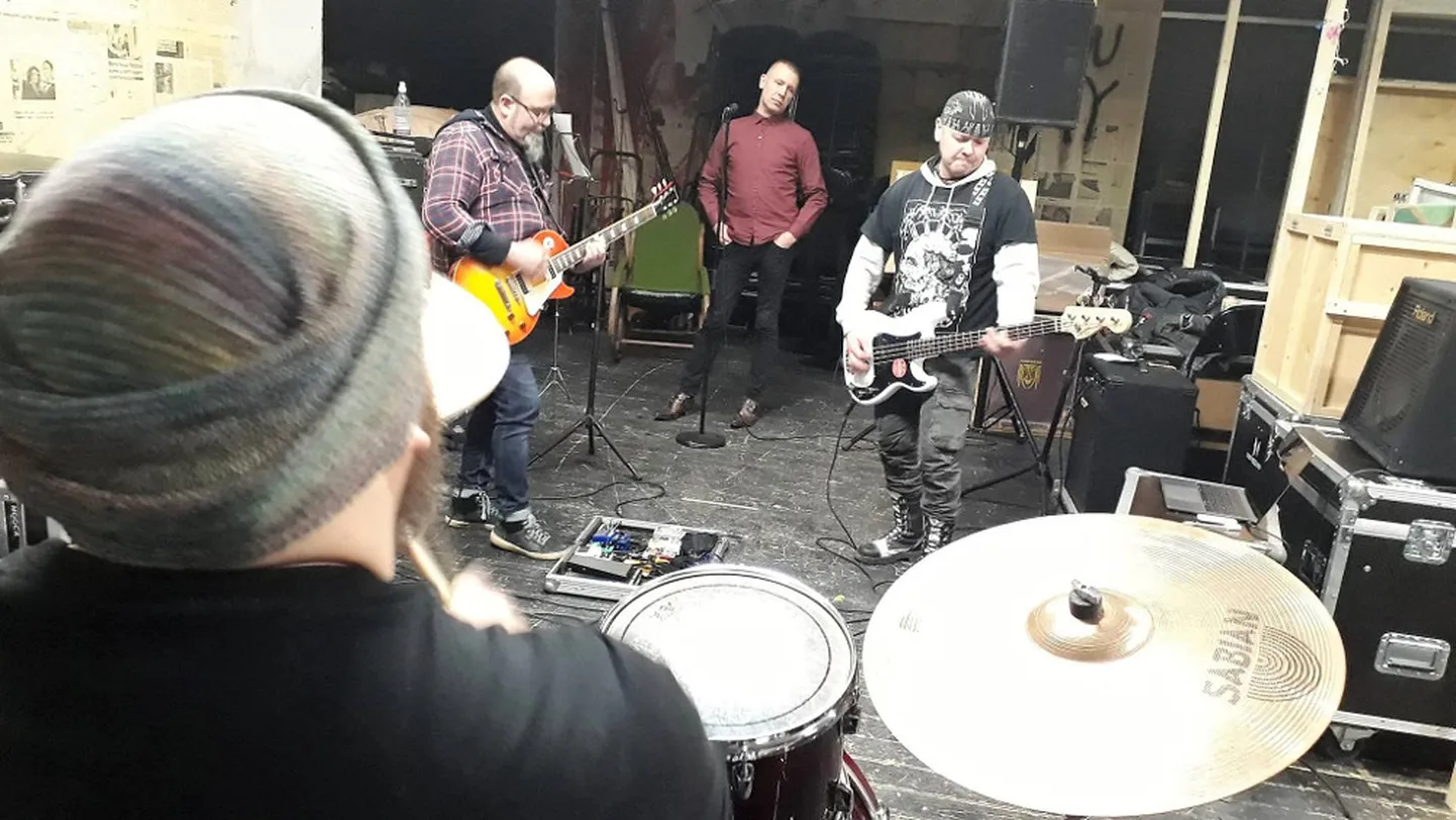Alice Tisler proovis Bonzo poolt vaadatuna: Elmar Sats (kitarr), Janek Pahka (vokaal) ja Anti Allaste aka Punti (basskitarr).
IGOR BRONŠTEIN