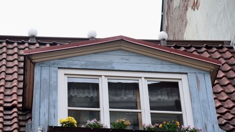 VIDEO ⟩ Vecrīgā pa logu izkrit jauniete