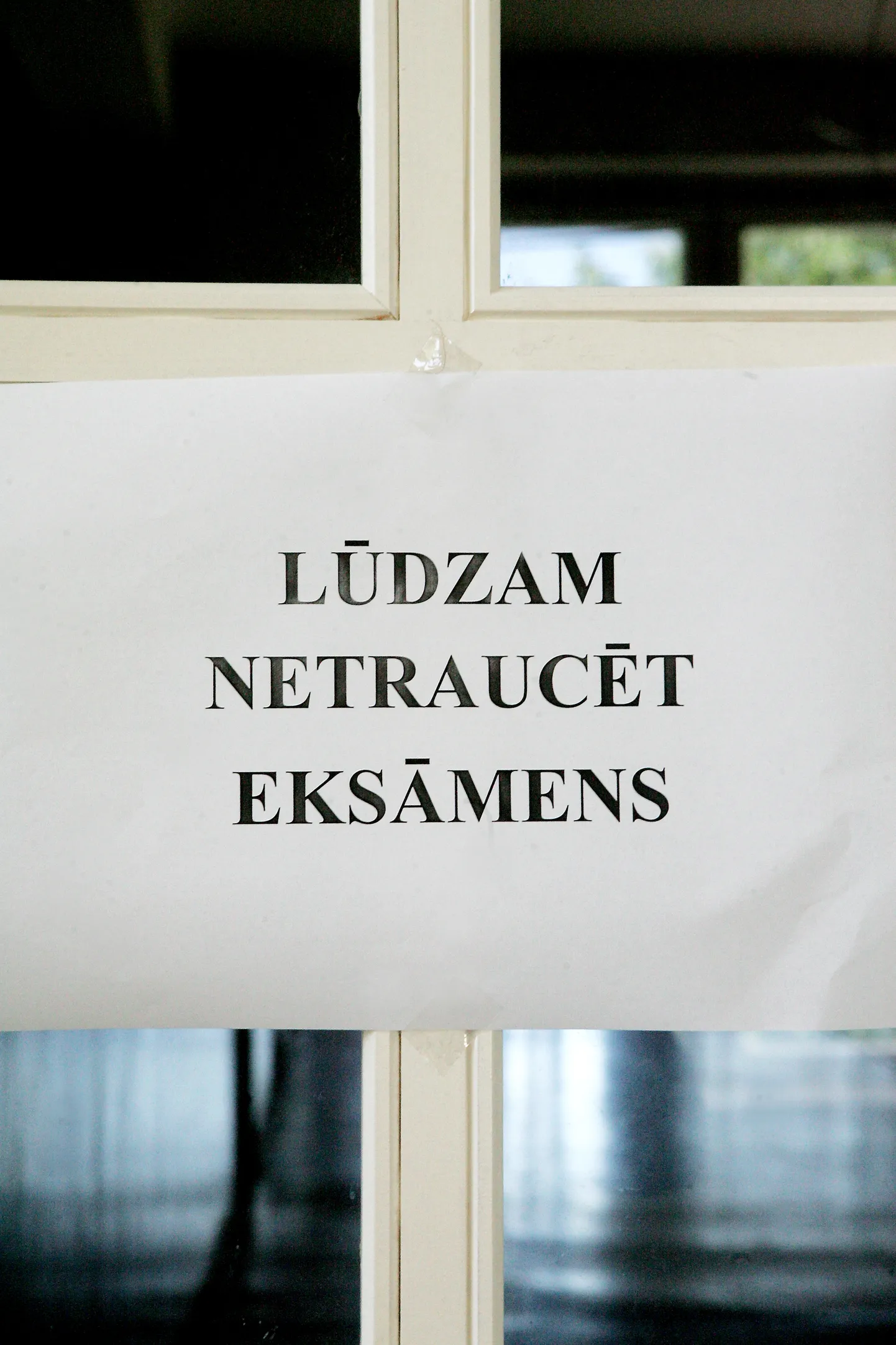 Uzraksts "Lūdzam netraucēt Eksāmens" Rīgas 61.vidusskoā.