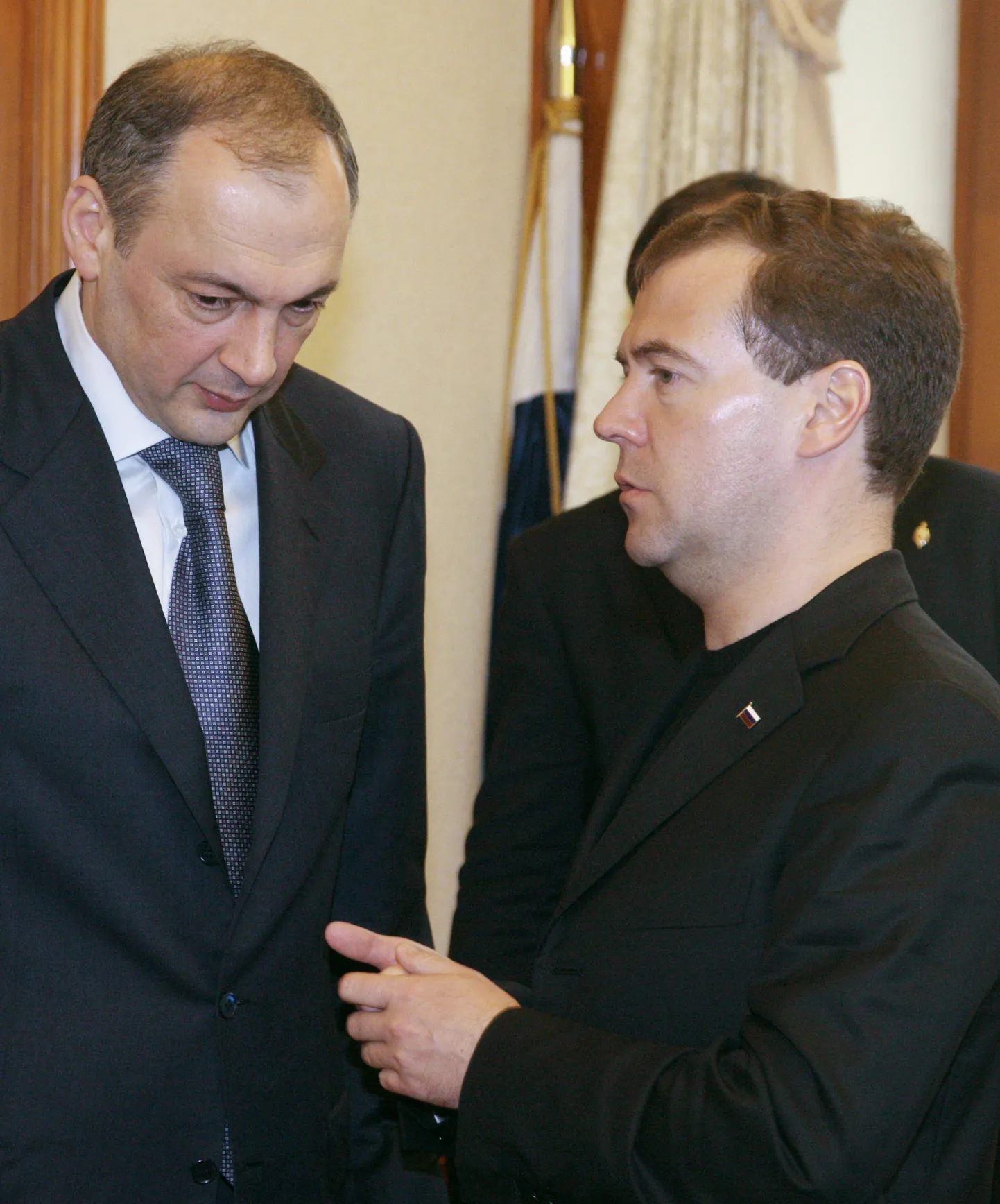 Vene president Dmitri Medvedev (paremal) räägib Dagestani liidri Magomedsalam Magomedoviga.