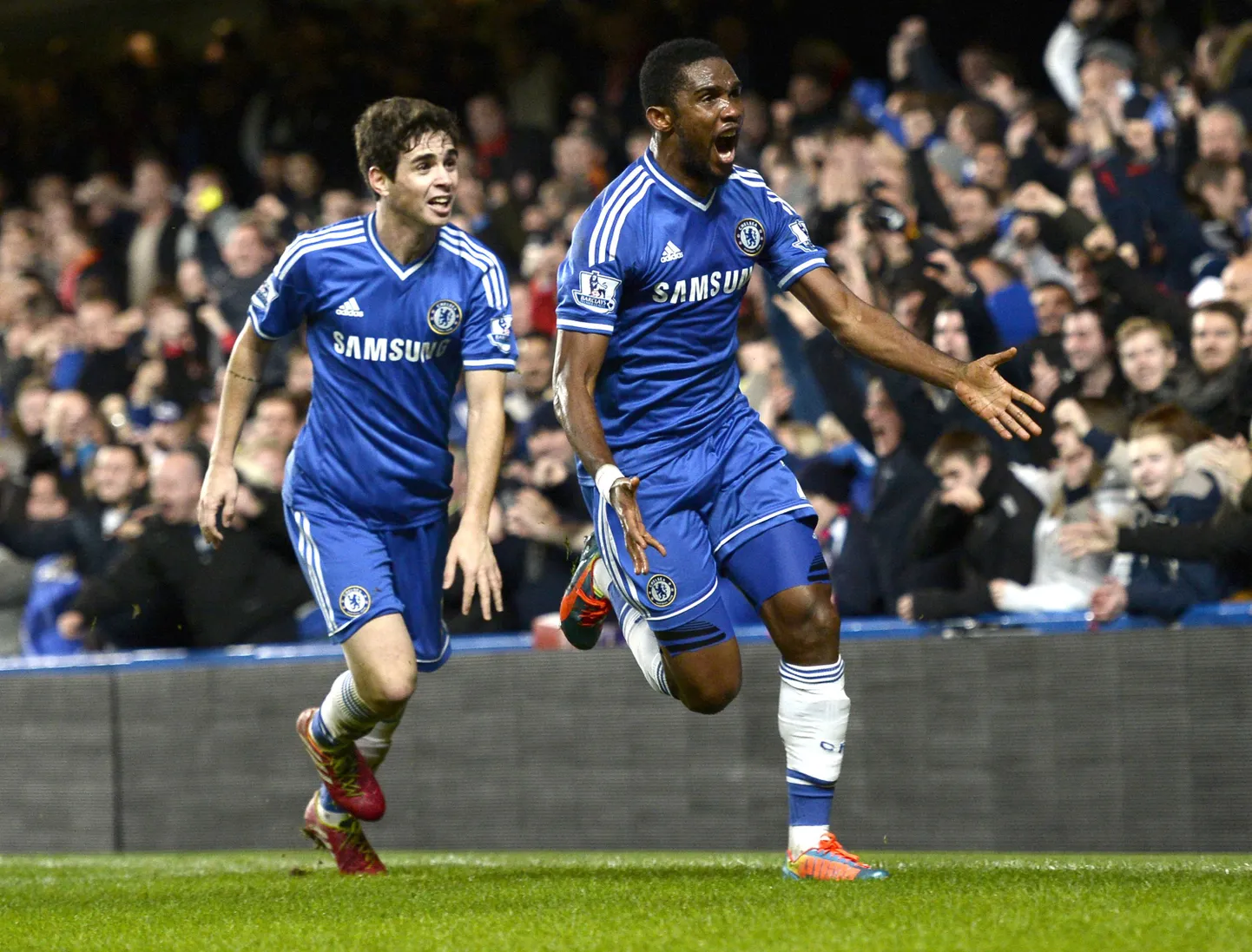 Samuel Eto'o (paremal) võiduväravat tähistamas.