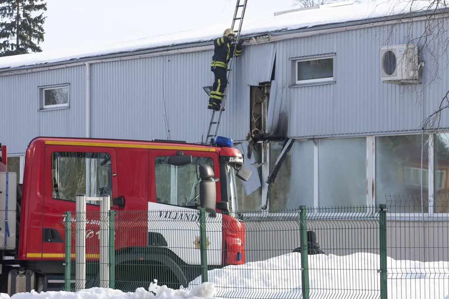 Päästjad pidid tulekahju lõplikuks kustutamiseks avama pisut tööstushoone välisseina.