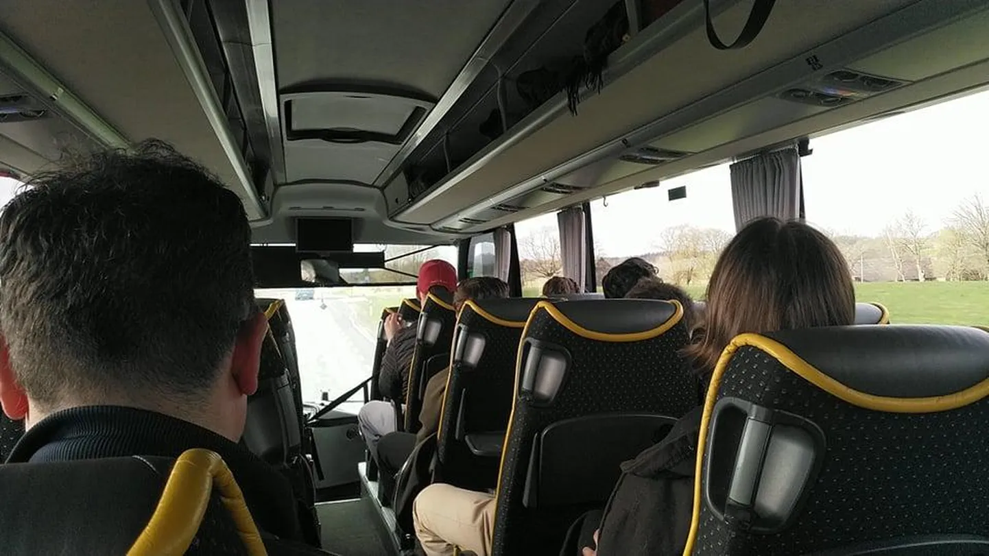 Raudtee remondi tõttu sõidutatakse inimesi bussidega, kus tihtipeale pole ruumi 2 + 2 reeglit järgida. Pilt on tehtud läinud pühapäeval kell 17.51 Viljandist väljunud Elroni asendusbussis.