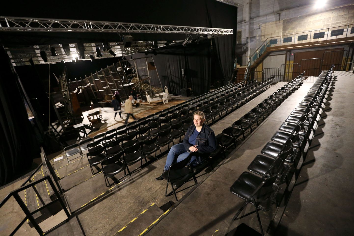 Draama tegevjuht Maarja Mänd võttis teatrisaaliks sisustatud Raadi lennukiangaaris korraks istet, et seejärel jätkata festivali vabatahtlike juhendamist.