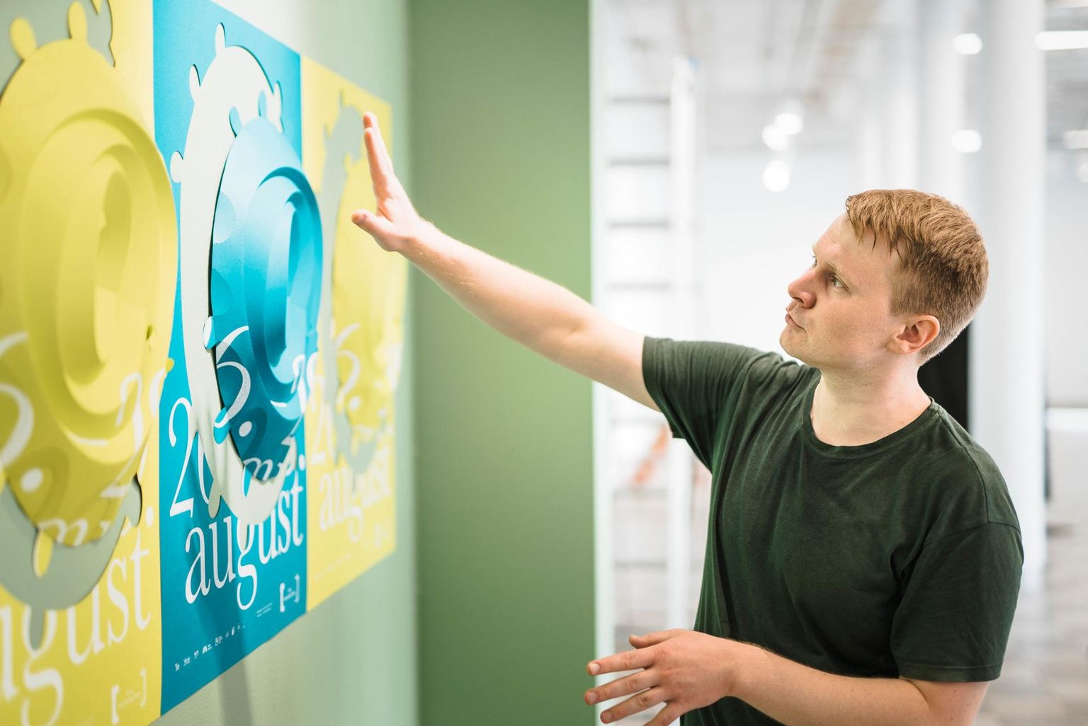 Festivali Tartu Interdistsiplinaar üks peamisi korraldajaid Jaanus Siniväli tutvustas Nooruse galeriis festivali plakatit, mis on ühtlasi paberskulptuur ning mille autorid on Anne Rudanovski ja Vahram Muradyan.