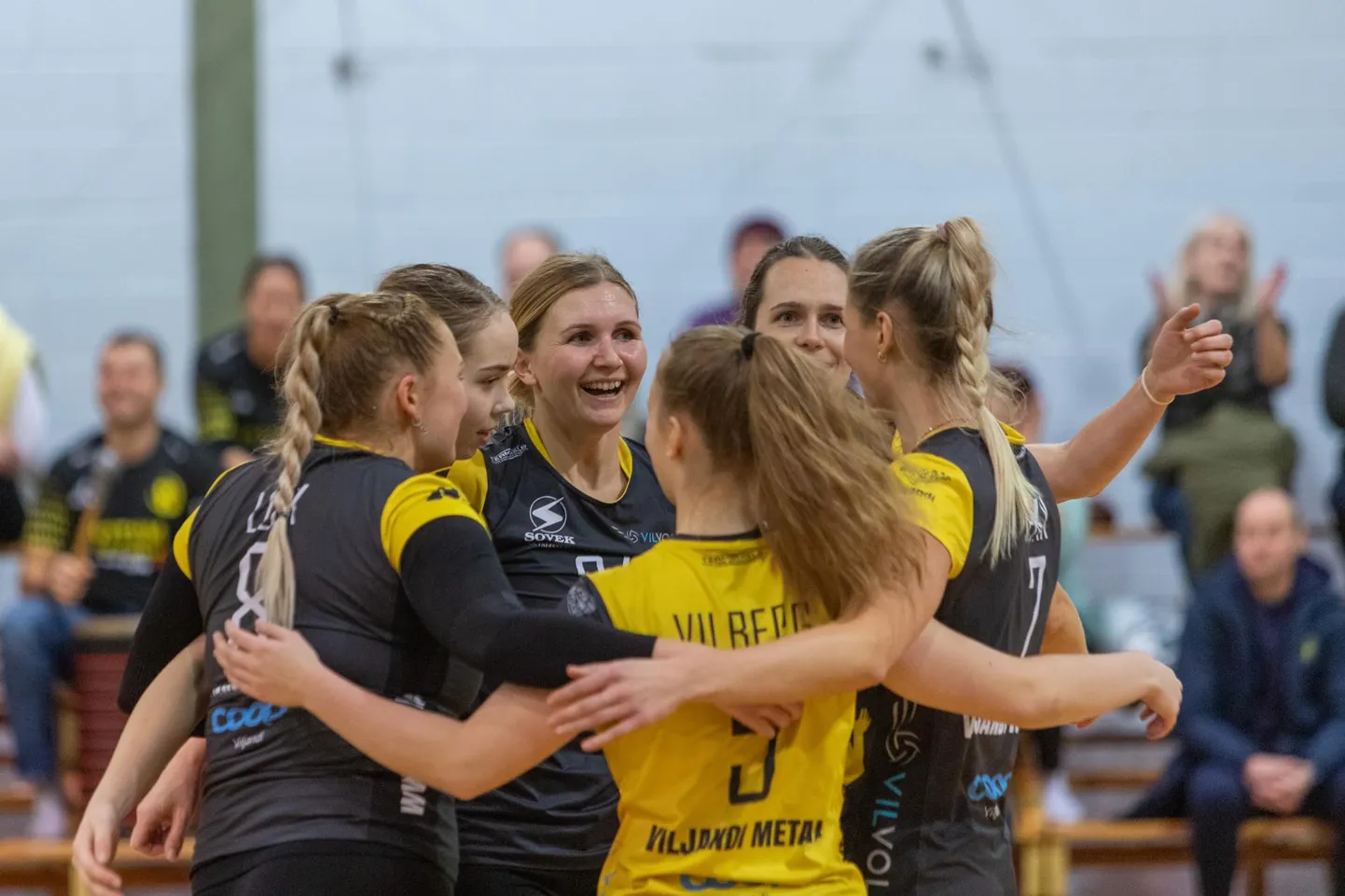 Viljandi Metalli naiskond tõusis Eesti meistriliiga põhiturniiri tabelis teisele kohale, kui võitis Rae Spordikool/VIASTON-i 3:1. Foto on tehtud sama vastasega peetud karikavõistluste poolfinaalseerias.