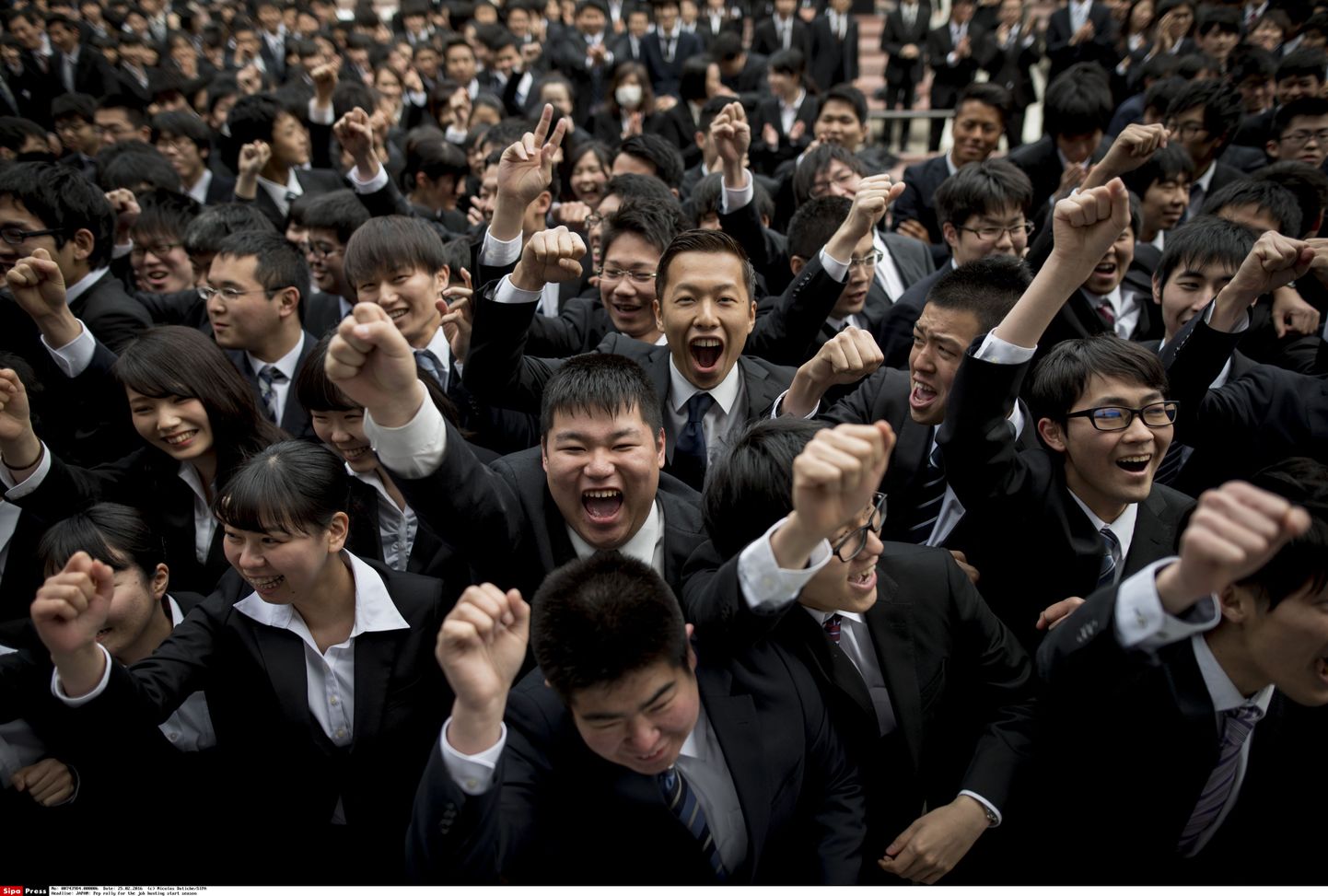 Kutsekooli lõpetajad tööotsijate kihutuskõnel Tokyos.