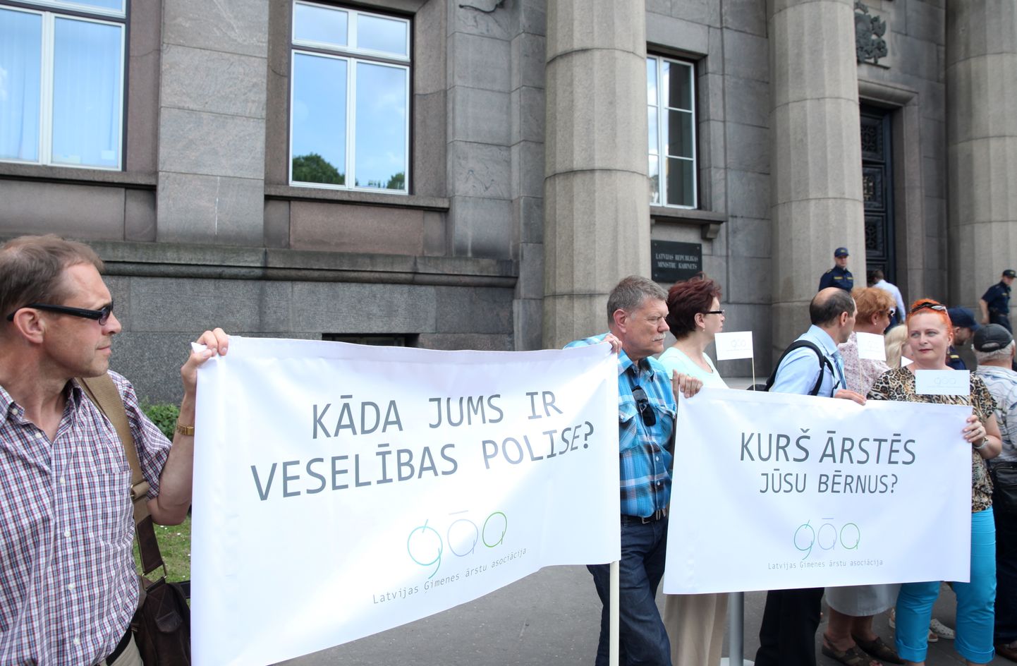 Latvijas Ģimenes ārstu asociācijas protesta akcijas dalībnieki pie Ministru kabineta, kuri prasa "tūlītēju rīcību" vairāku nozarē aktuālu problēmu risināšanā 2016. gadā.