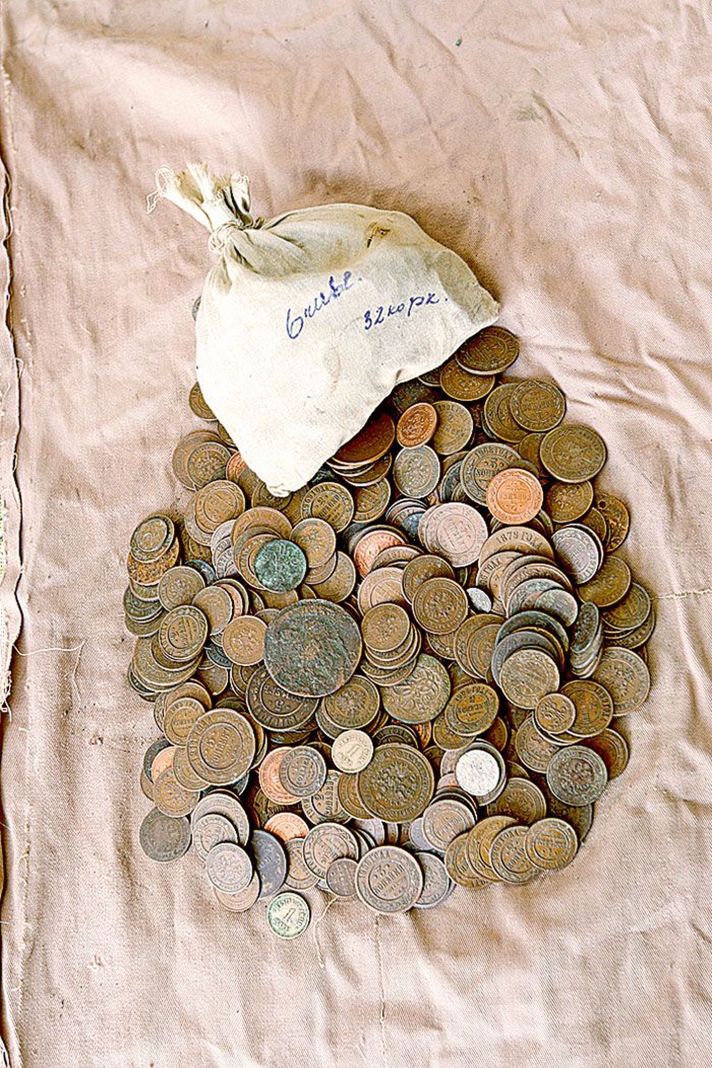 Vanad mündid olid riidetüki sees, kus oli ka kinniseotud väike kott rahaga.