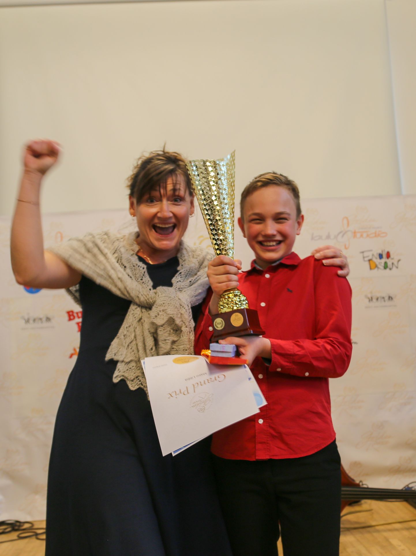 Golden Rose´i konkursi peavõidu saaja Mairo Libba õnnejoovastuses koos oma õpetaja Kärt Sepaga.
