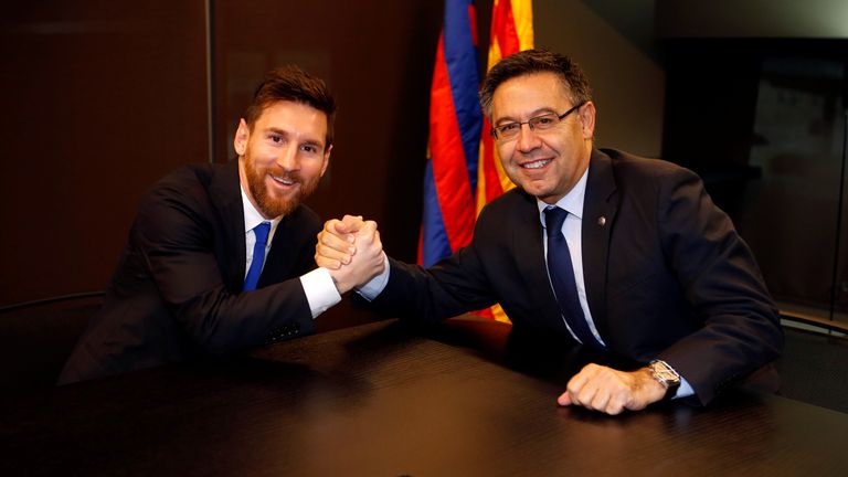 Lionel Messi koos FC Barcelona presidendi Josep Bartomeuga.
