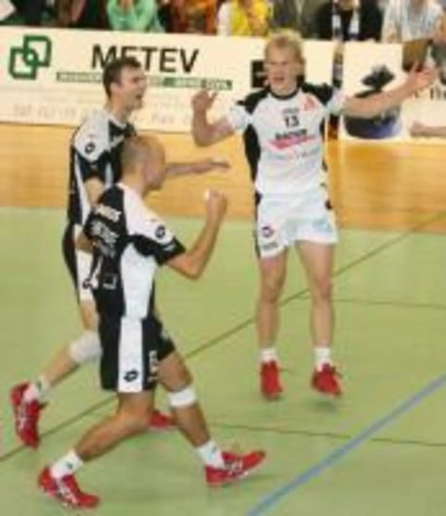 Sten Esna koos kaaslastega rõõmustamas.