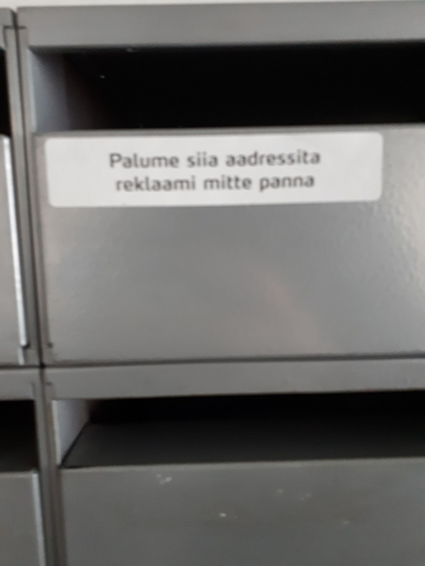 Postkastile kleebitud reklaamposti keelav kleeps.