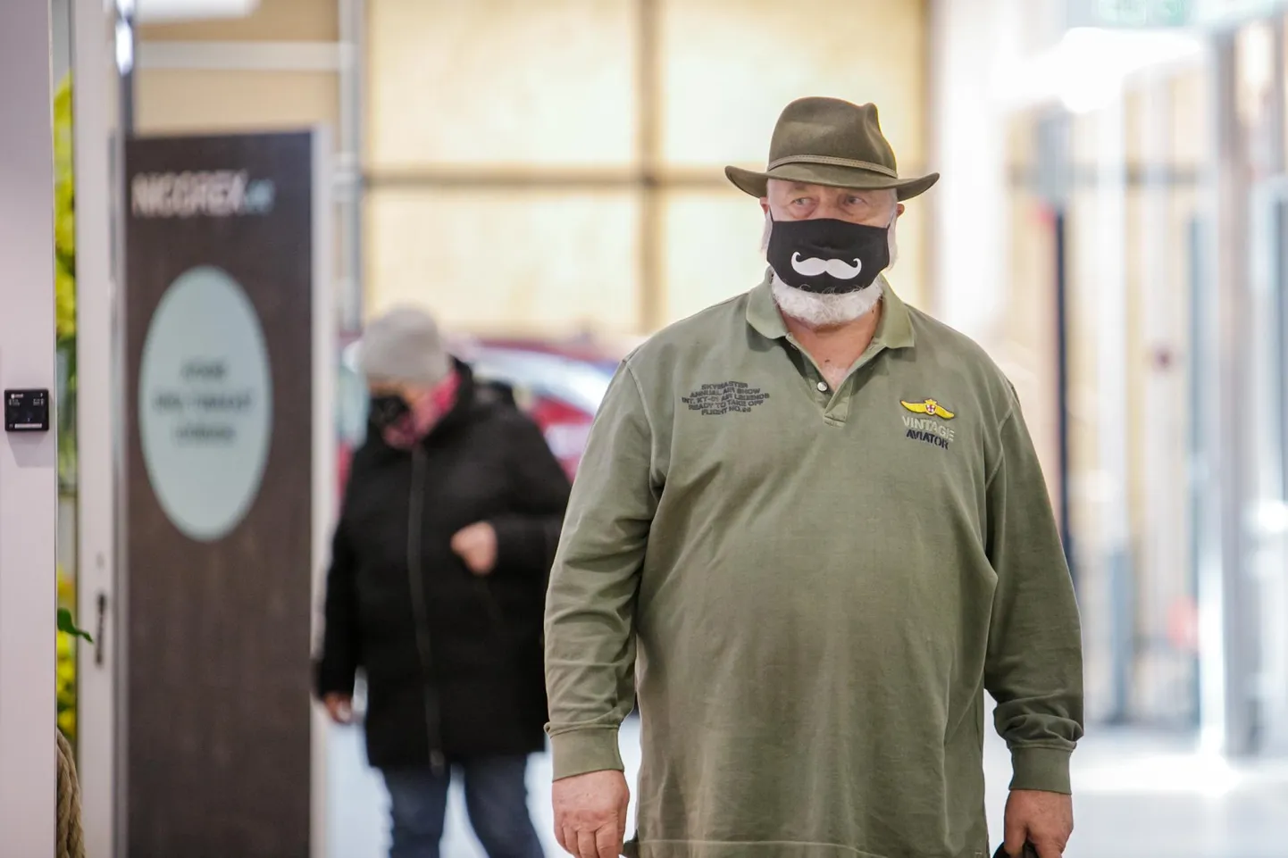 Maske kannab poodides-kaubanduskeskustes enamik klientidest. Veel mullu septembris oli näokate üksikuil.