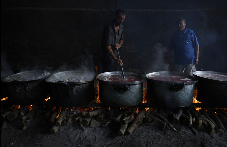 Палестинцы готовят еду на дровах из-за отсутствия газа для приехавших с севера сектора Газа.