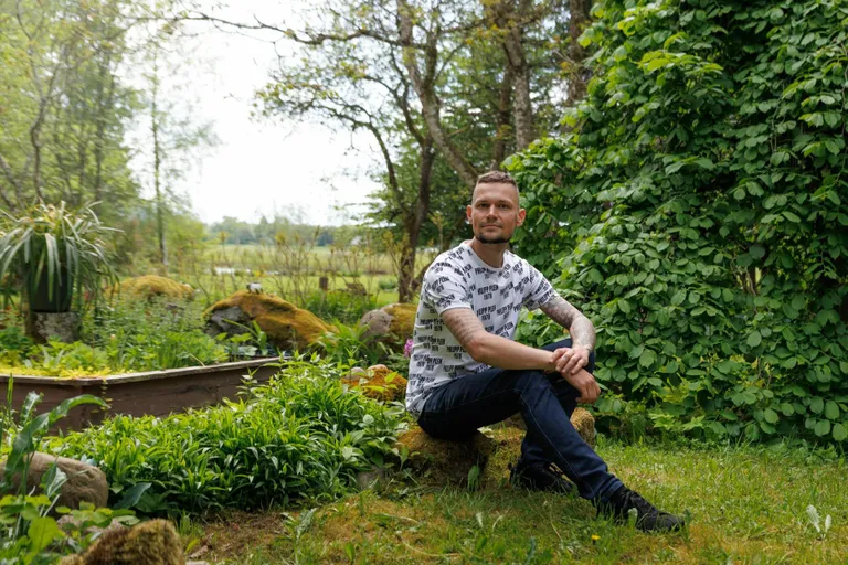 Marko Veinbergs Kalda talu peenarde vahel: kevadised aiatööd on täies hoos.