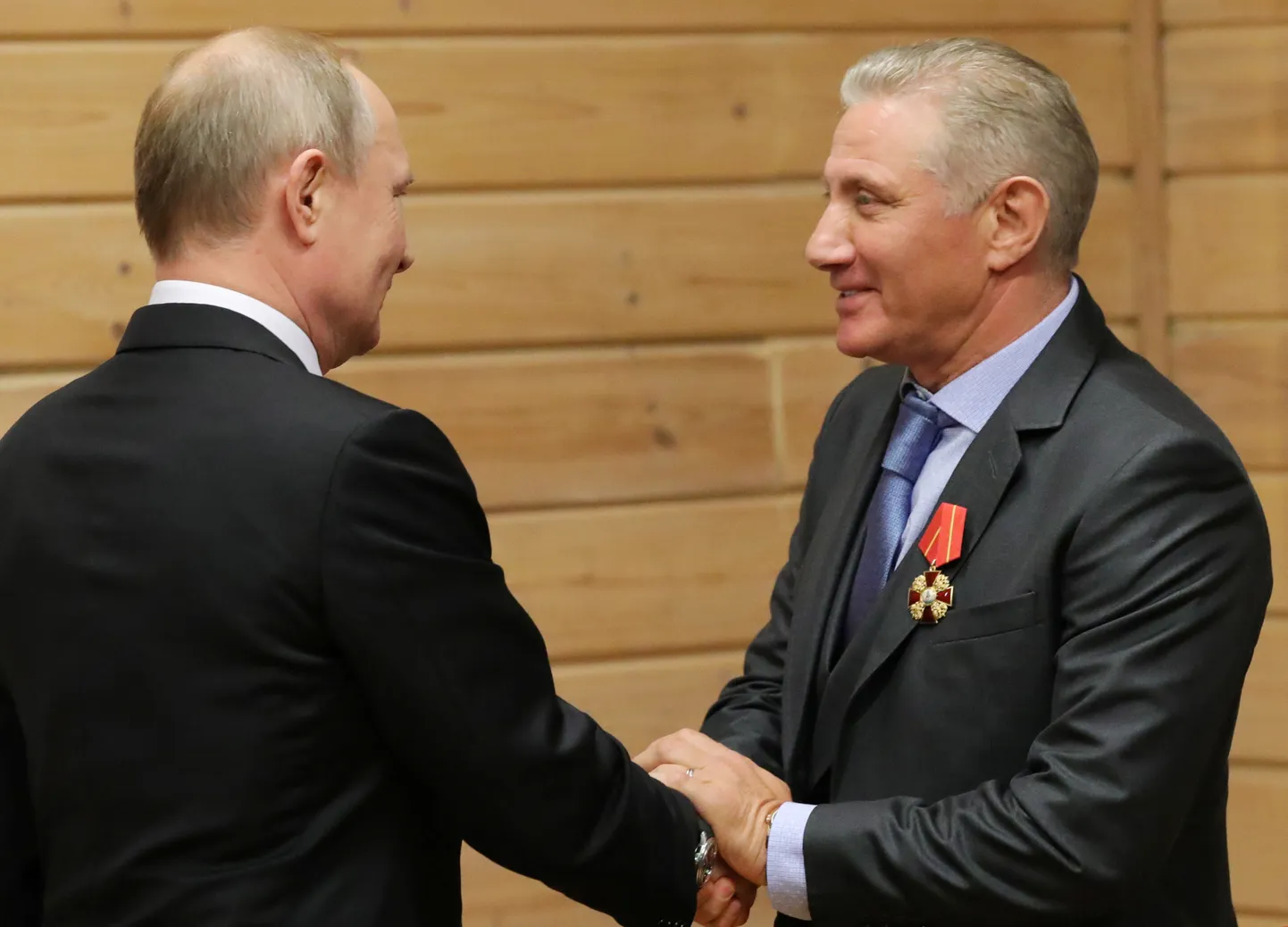 Venemaa president Vladimir Putin kätlemas 27. novembril 2019 Peterburis ärimeest ja Vene judoföderatsiooni asepresidenti Boriss Rotenbergi, kellele ta andis saavutuste eest Aleksander Nevski ordeni