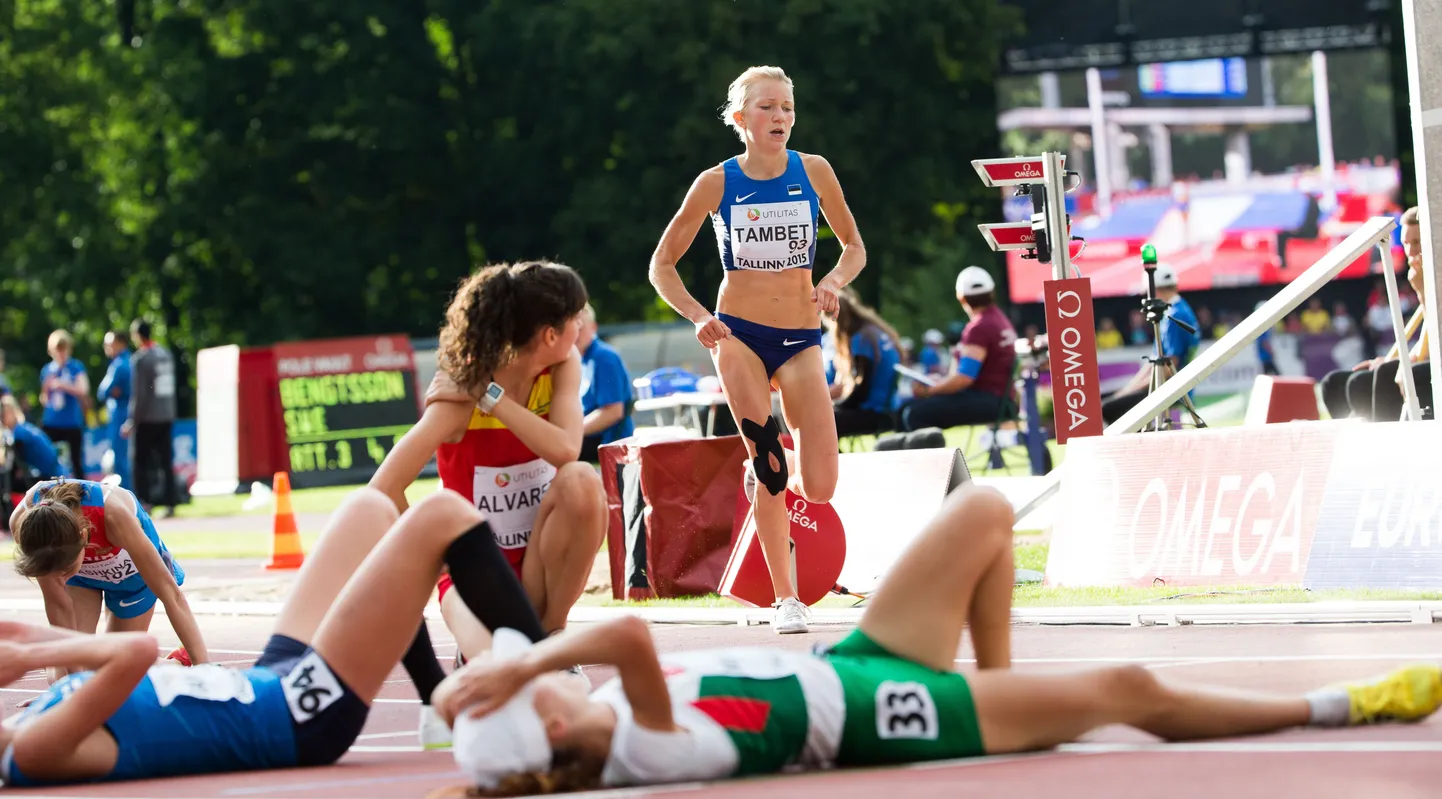 Heleene Tambet läheb 10 000 m jooksus vapralt viimasele ringile, kõik konkurendid on juba finišeerinud ja jooksurajale varisenud.