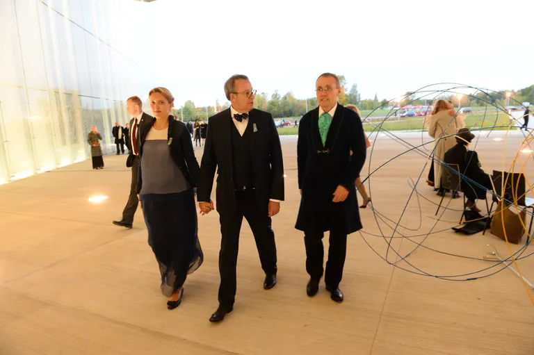 Eesti Rahva Muuseumi avamispidu. Vasakult Ieva Ilves, Toomas Hendrik Ilves ja ERMi direktor Tõnis Lukas. Foto: Sille Annuk