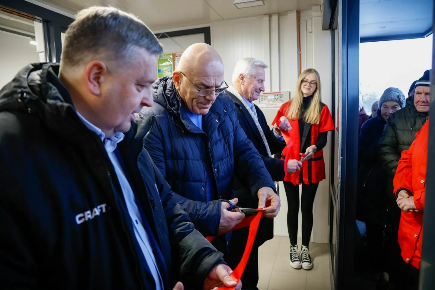 Oleg Gross (keskel) avab koos Rakvere valla juhtidega Sõmeru kauplust. Kahe nädala pärast tuleb tal sama tööd teha Tõrvandis.