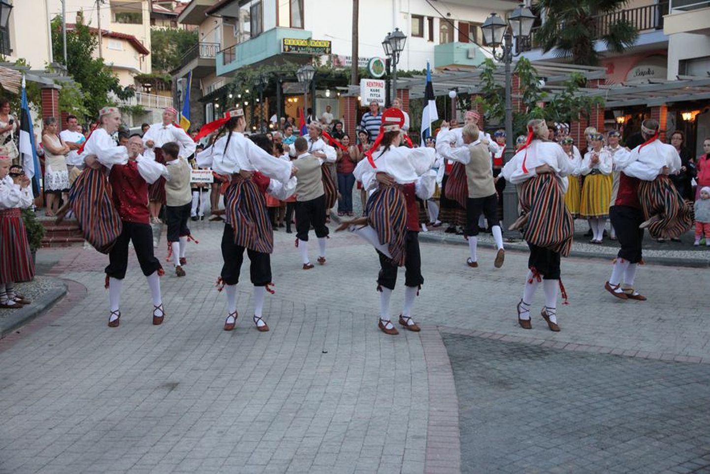 Paide gümnaasiumi rahvatantsijatele jäi mulje, et Kreekas toimunud laste ja noorte folkloorifestivalil olid nad ühed lemmikud. Pildil keerutab jalga segarühm Südameke.