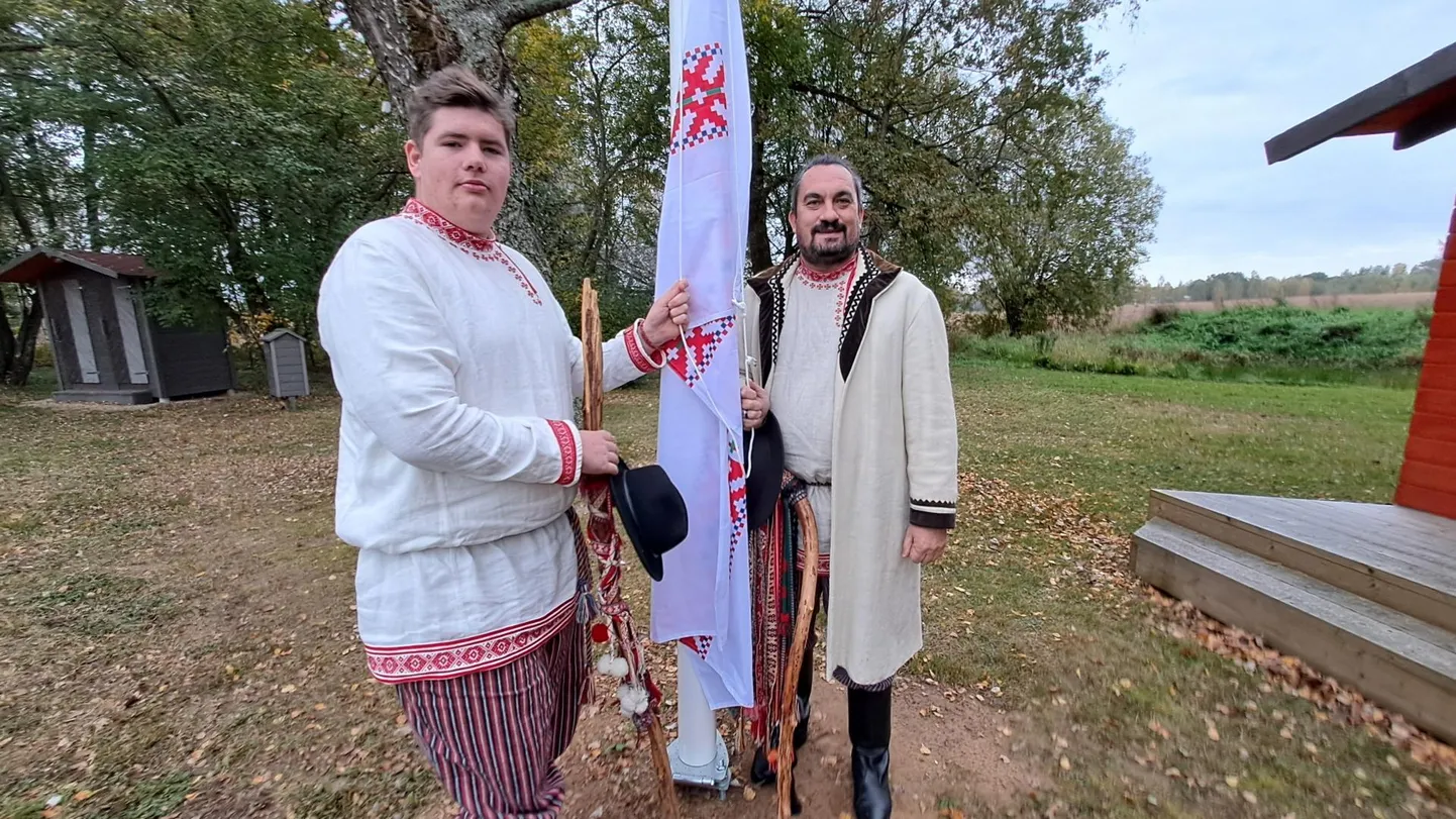 Setomaa ülemsootska Urmo Uiboleht ja noorsootska Rasmus Itse heiskasid Seto kultuuri nädala sissejuhatuseks Saatse külaplatsil lipu.