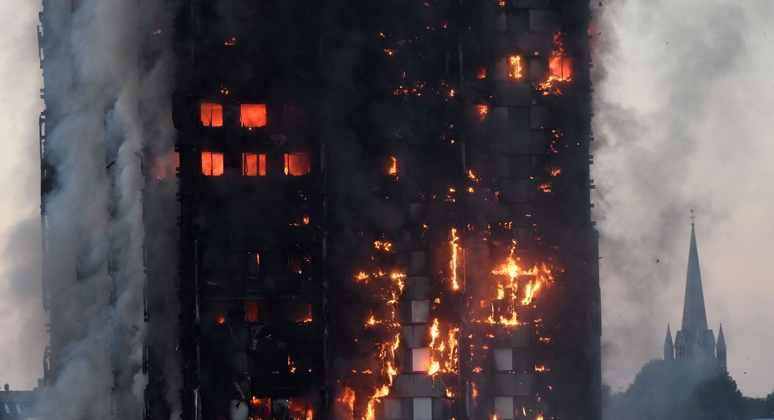 Grenfell Tower leekides, tulekahju nõudis vähemalt 12 inimelu.
