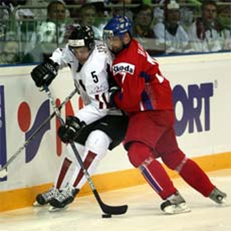 Daudz netrūka, ka pēc Jāņa Sprukta (no kreisās) metiena Latvijas izlase būs izrāvusi uzvaru pār čehiem spēles pēdējās sekundēs. 